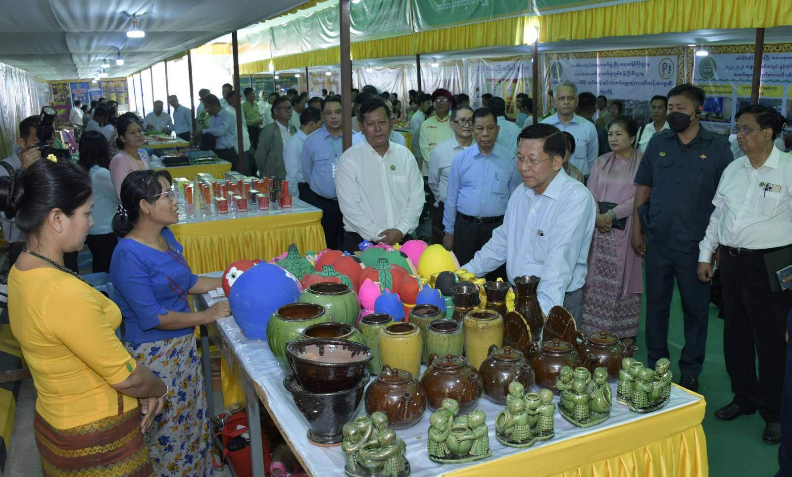 (စစ်ခေါင်းဆောင် မုံရွာမြို့သို့ရောက်ရှိချိန် အသေးစား၊ အငယ်စားနှင့် အလတ်စား စီးပွားရေး (MSME) လုပ်ငန်းရှင်များနှင့် တွေ့ဆုံနေစဥ်။ ဓာတ်ပုံ - cincds)