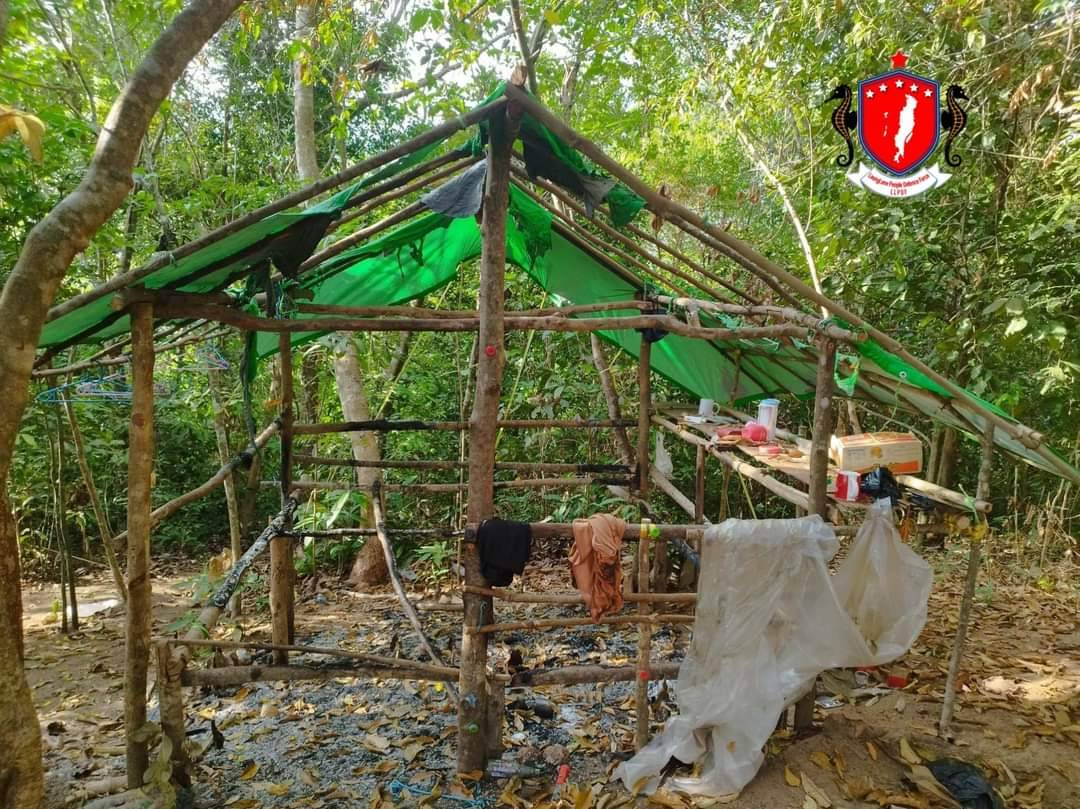 (စစ်ကောင်စီတပ် စီးနင်းမီးရှို့သွားသည့် လောင်းလုံးမြို့နယ် ပြည်သူ့ကာကွယ်ရေးတပ်ဖွဲ့ LLPDF(ပကဖ)မှ စခန်းတစ်ခုအား တွေ့ရစဥ်။ ဓာတ်ပုံ - LLPDF)