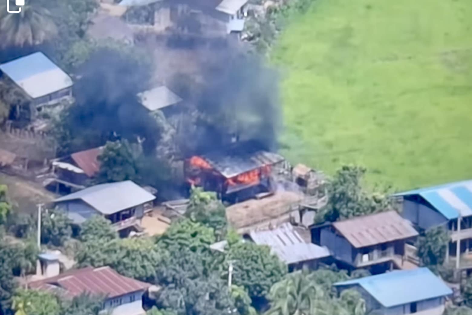 (ရွှေကူမြို့နယ် နတ်လန်ကျေးရွာရှိ နေအိမ်တစ်လုံးကို အကြမ်းဖက်စစ်ကောင်စီတပ် ခလရ(၇၇) က အကြောင်းမဲ့ မီးရှို့ဖျက်ဆီးခဲ့စဥ်)