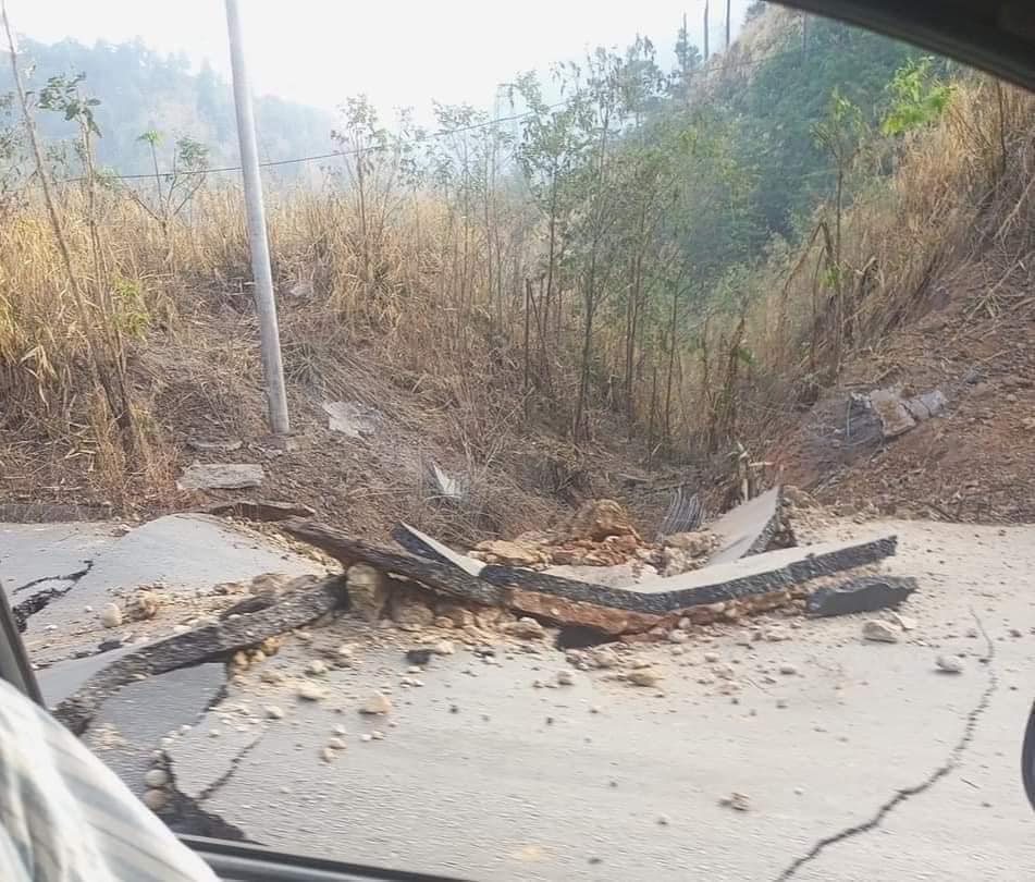 (မြဝတီမြို့ ကုန်သွယ်ရေးဇုန်အနီးတိုက်ပွဲဖြစ်ပွားပြီးနောက်မြင်ကွင်းနှင့် မြဝတီ-ကော့ကရိတ် လမ်းပိုင်းတစ်နေရာမြင်ကွင်း။ဓါတ်ပုံ-CJ)