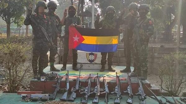 (စစ်​ကောင်စီရဲစခန်းမှသိမ်းဆည်းရရှိ​သော လက်နက်ခဲယမ်းများ။ ဓါတ်ပုံ-အမျိုးသားလွတ်မြောက်ရေးတပ်တော်)