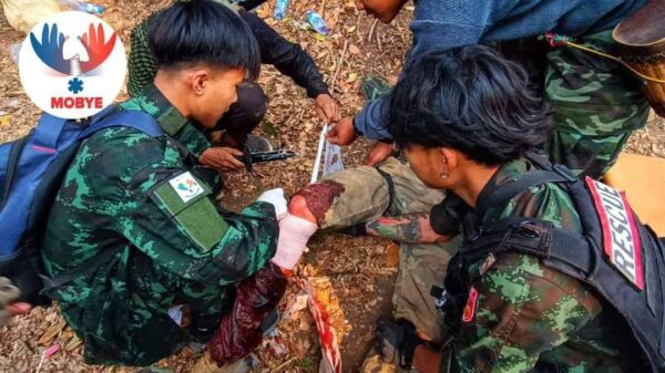 (စစ်ကောင်စီ၏ လေကြောင်းနှင့် လက်နက်ကြီးကြောင့် ထိခိုက်ဒဏ်ရာရရှိခဲ့သော ရဲဘော်အား ဆေးကုသမှုပေးနေစဥ်။ ဓာတ်ပုံ - MPRT)