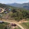 (ခွာဖိုရွာယခင်ကမြင်​တွေ့ရမှုနှင့် စစ်ကောင်စီတပ်ကခွာဖိုရွာကိုဗုံးကြဲသဖြင့်သေဆုံးသွား​သော ဒေါ်ငွန်ဒေါသ့်ခဲန် (ဝဲ) နဲ့ ဒေါ်ဆုန်လှေကြွယ် (ယာ) တို့ကို​တွေ့ရစဥ်။ ဓာတ်ပုံ-The Chin Journal)