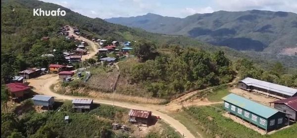 (ခွာဖိုရွာယခင်ကမြင်​တွေ့ရမှုနှင့် စစ်ကောင်စီတပ်ကခွာဖိုရွာကိုဗုံးကြဲသဖြင့်သေဆုံးသွား​သော ဒေါ်ငွန်ဒေါသ့်ခဲန် (ဝဲ) နဲ့ ဒေါ်ဆုန်လှေကြွယ် (ယာ) တို့ကို​တွေ့ရစဥ်။ ဓာတ်ပုံ-The Chin Journal)