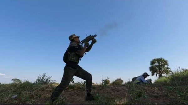 (ဘီလူးစစ်ကြောင်းအား တိုက်ခိုက်နေသည့် ရဲဘော်အချို့အားတွေ့ရစဥ်။ ဓာတ်ပုံ - Cj)