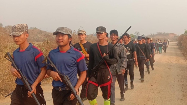 (ပြည်သူ့ကာကွယ်ရေးတပ်ဖွဲ့ဝင်များအား တွေ့ရစဥ်။ ဓာတ်ပုံ - KLG PDF)