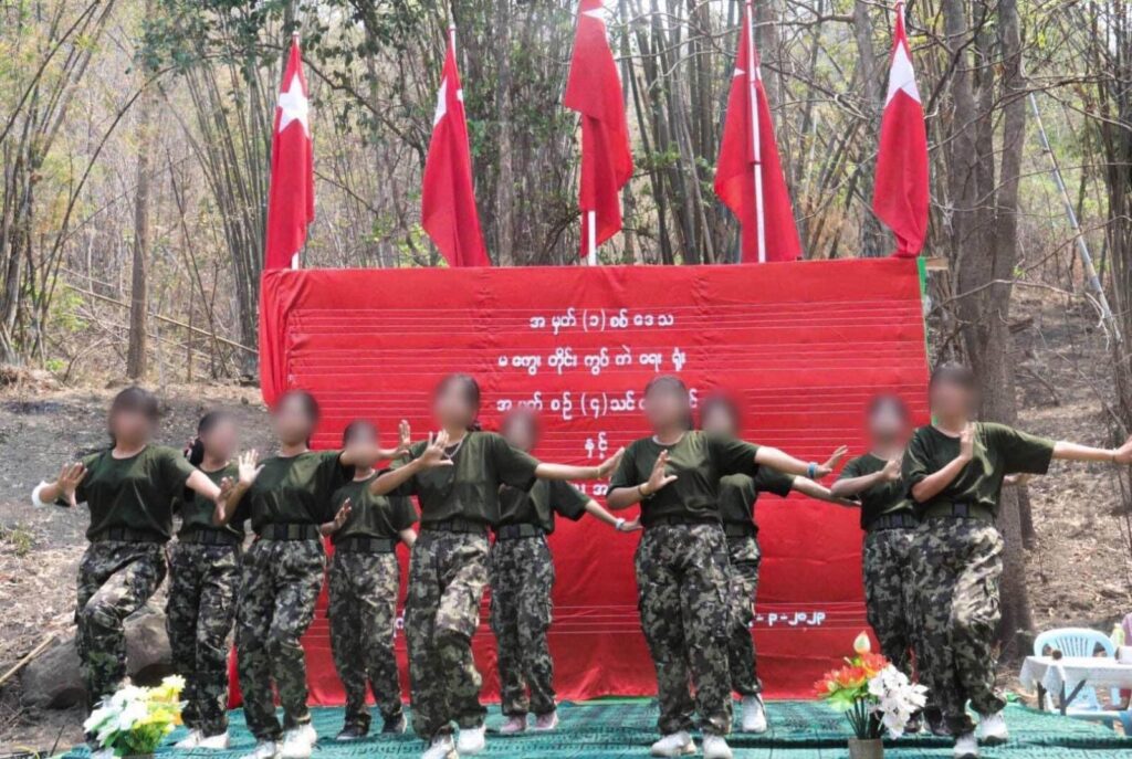 (ပြည်သူ့ကာကွယ်ရေးတပ်မတော်(PDF)အမှတ် (၁)စစ်ဒေသ မကွေးတိုင်းကွပ်ကဲရေးရုံးမှ ဦးစီးကျင်းပသည့် စုဖွဲ့၊ လေ့ကျင့်၊ လက်နက်တပ်ဆင်မှု သင်တန်းအပတ်စဉ် (၄)မှ ရဲဘော်များအား လက်နက်တပ်ဆင်ပေးနေစဉ်။ ဓာတ်ပုံ - MOD- NUG)