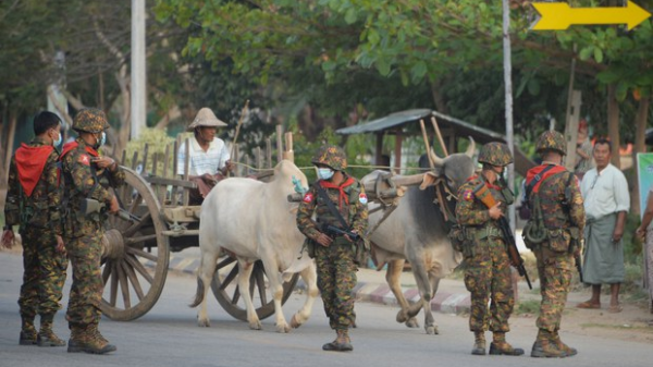 (၂ဝ၂၁ ဖေဖော်ဝါရီလ ၁၇ ရက်က နေပြည်တော်တွင် စစ်ကောင်စီတပ်ဖွဲ့ဝင်တချို့အား တွေ့ရစဉ်။ ဓာတ်ပုံ - AFP)