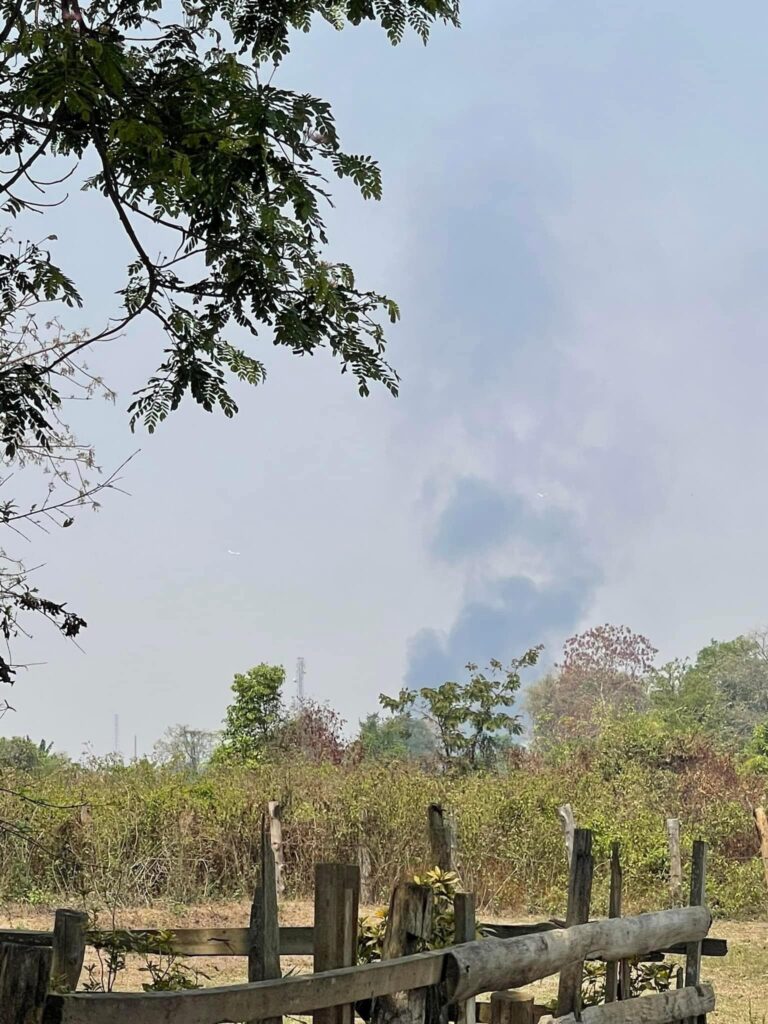 (စစ်ကောင်စီတပ်က ရွှေကူမြို့နယ် မံဝိန်းရွာကို လေကြောင်းမှဗုံးကြဲတိုက်ခိုက်ခဲ့၍ နေအိမ် နှစ်လုံးမီးလောင်ပျက်စီးနေသည်ကို မတ်လ ၃၀ရက်က တွေ့ရစဉ်။ ဓာတ်ပုံ - ရွှေကူ PDF)