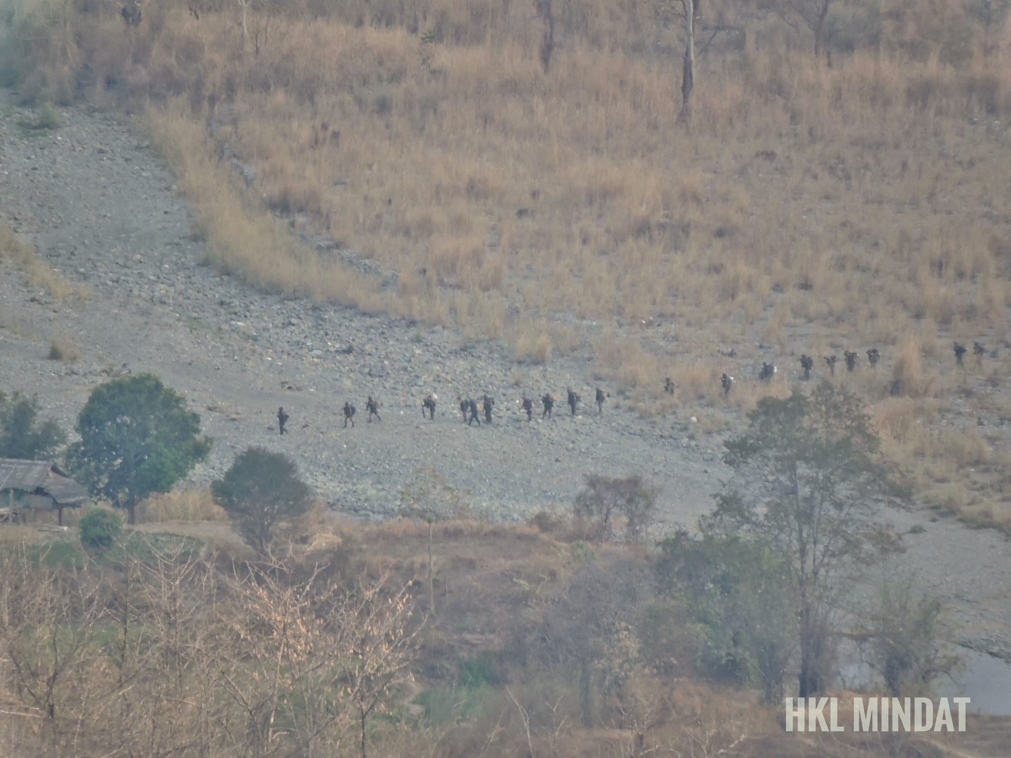 (ဆောမြို့နယ် စံကျေးရွာသို့ ဦးတည်လာနေသောစစ်ကောင်စီတပ်သားများအား မတ်လ ၂၄ရက်က တွေ့ရစဥ်။ ဓာတ်ပုံ - Ĥkl Mindat)