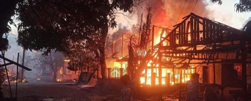 (တိုက်ပွဲဖြစ်ပွားရာဒေသပြ မြေပုံ/ စစ်တပ်ကလက်နက်ကြီး၊လေယာဥ်ဖြင့်ပစ်ခတ်ကော့ကရိတ်မြို့တွင်နေအိမ်အချို့ပျက်စီးမှုအချို့ပျက်စီးနေမှုနှင့် မတ် ၂၅ ရက်မြဝတီကုန်သွယ်ရေးဇုန်ကိုမီးလောင်ပြီးနောက်တွေ့ရမှု။ဓါတ်ပုံ-CJ)