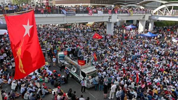 (စစ်တပ်အာဏာသိမ်းပြီးနောက် ရန်ကုန်မြို့ရှိ ပြည်သူများက NLD အလံကိုင်ဆောင်ကာ စုဝေးဆန္ဒပြနေသည်ကို ၂၀၂၁ ဖေဖော်ဝါရီ၁၇ရက်က တွေ့ရစဥ်။ ဓာတ်ပုံ - PS)