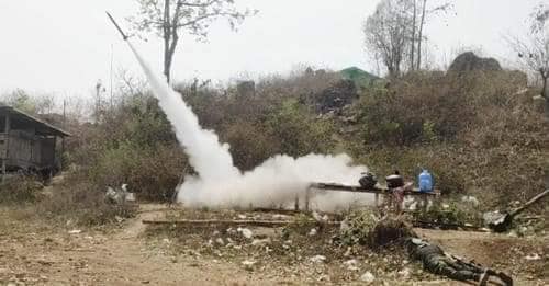 နေပြည်တော်ရှိ စစ်ရေးပစ်မှတ်တစ်ခုကိုတာဝေးပစ်လက်နက်ကြီး ဖြင့်ပစ်ခတ်တိုက်ခိုက်နေစဥ်။ဓါတ်ပုံ-နေပြည်တော်PDF