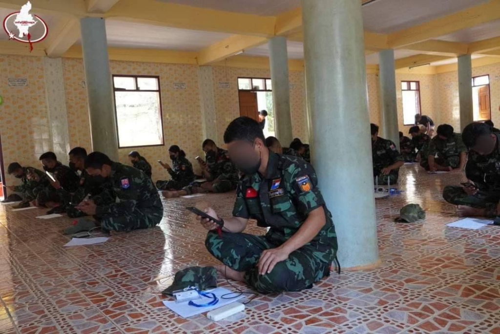 ဓာတ်ပုံ - ရဲဘော်ဗိုလ်ချုပ်