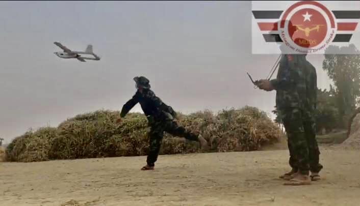 (ဒရုန်းစစ်ဆင်ရေးအတွက် ပြင်ဆင်နေသည့် Myingyan District Drone Strike အဖွဲ့သားများအား တွေ့ရစဉ်။ ဓာတ်ပုံ - MDDS)
