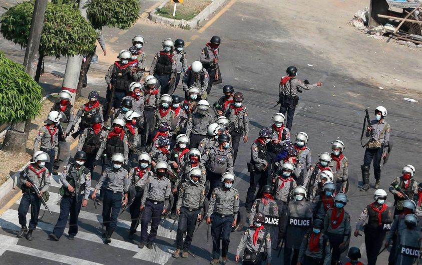 (ရန်ကုန်မြို့ စမ်းချောင်းမြို့နယ်တွင် စစ်အာဏာရှင် ဆန့်ကျင်ရေးဆန္ဒပြသူများအား ပစ်ခတ်ဖြိုခွင်းနေသော ရဲများအား ၂၀၂၁ဖေဖော်ဝါရီ၂၈ရက်က တွေ့ရစဉ်။ ဓာတ်ပုံ - PS)