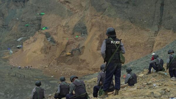 (ဖားကန့်ကျောက်စိမ်းလုပ်ကွက်တွင် လုံခြုံရေးယူနေသော ရဲတပ်ဖွဲ့ဝင်များအား တွေ့ရစဉ်။ဓာတ်ပုံ - CJ)