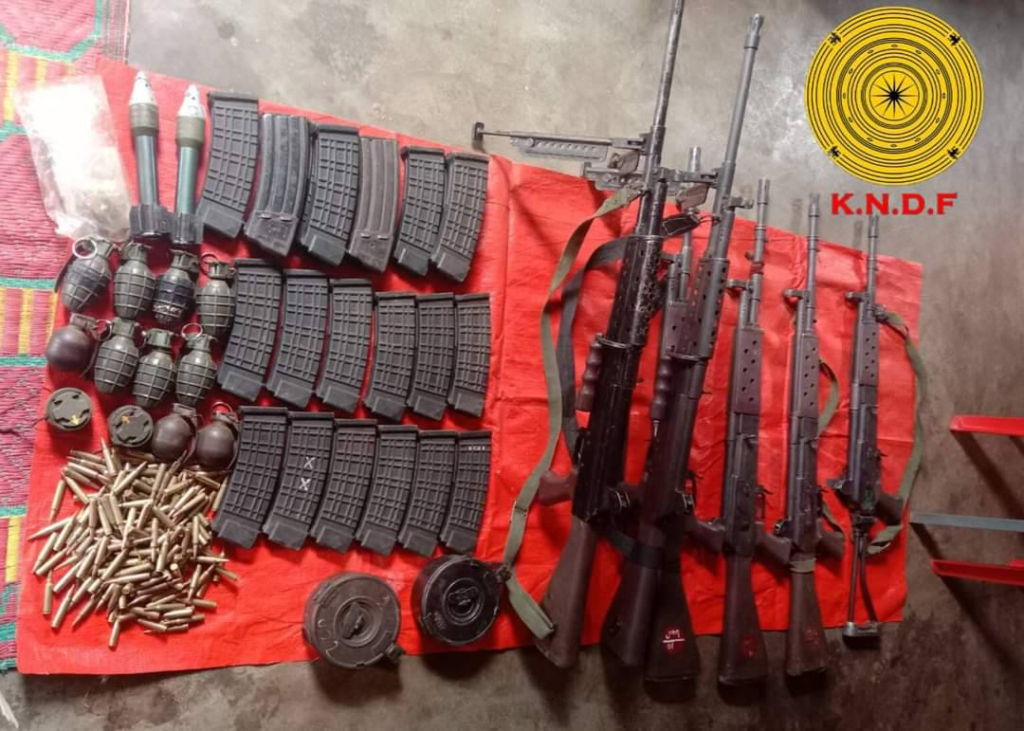 (စစ်ကောင်စီ၏ခလရ (၂၈၇)တပ်ထံမှ သိမ်းဆည်းရမိသော လက်နက်ခဲယမ်းများအား တွေ့ရစဥ်။ဓာတ်ပုံ - KNDF)