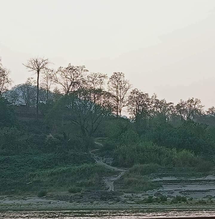 (မီးရှို့ခံရသည့် မယ်ခါးထာ့စစ်ကောင်စီစခန်းကို တွေ့ရစဉ်။ Photos - Supplied to Salween Press)