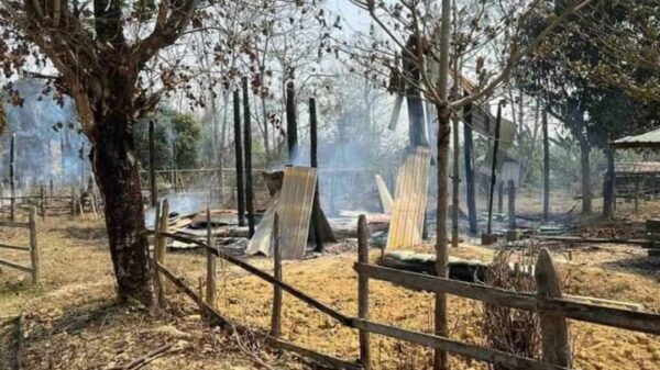 (စစ်ကောင်စီတပ် မီးရှို့ဖျက်ဆီးခဲ့သည့် ကွန်းတောင်းရွာအား တွေ့ရစဉ်။ ဓာတ်ပုံ - CJ)