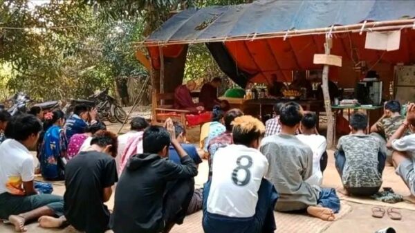 (ကျဆုံးရဲဘော်အတွက် တစ်လပြည့်ဆွမ်းကပ်နေစဥ်။ ဓါတ်ပုံ-တိုက်နယ်စွန် PDF)