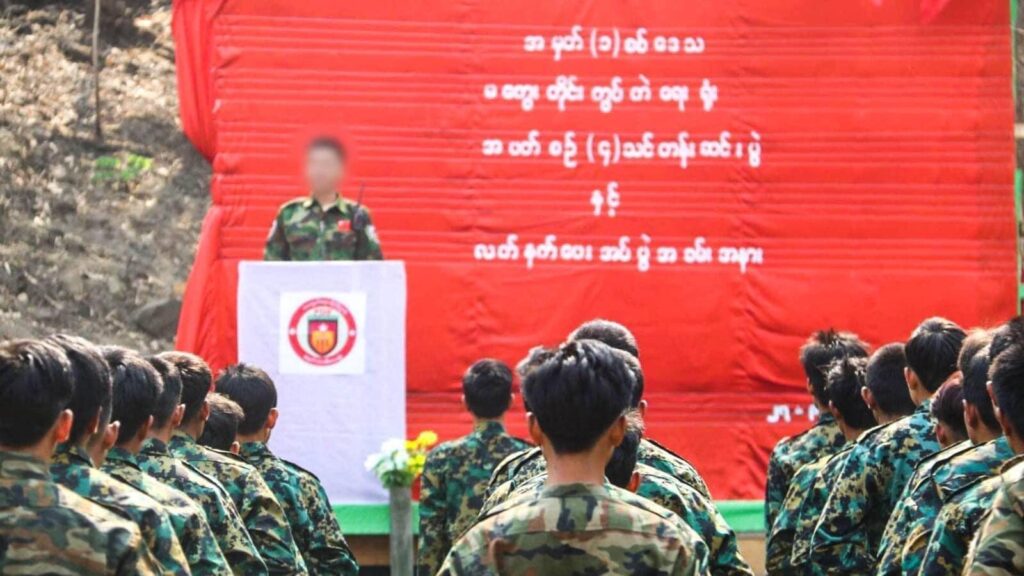 (ပြည်သူ့ကာကွယ်ရေးတပ်မတော်(PDF)အမှတ် (၁)စစ်ဒေသ မကွေးတိုင်းကွပ်ကဲရေးရုံးမှ ဦးစီးကျင်းပသည့် စုဖွဲ့၊ လေ့ကျင့်၊ လက်နက်တပ်ဆင်မှု သင်တန်းအပတ်စဉ် (၄)မှ ရဲဘော်များအား လက်နက်တပ်ဆင်ပေးနေစဉ်။ ဓာတ်ပုံ - MOD- NUG)