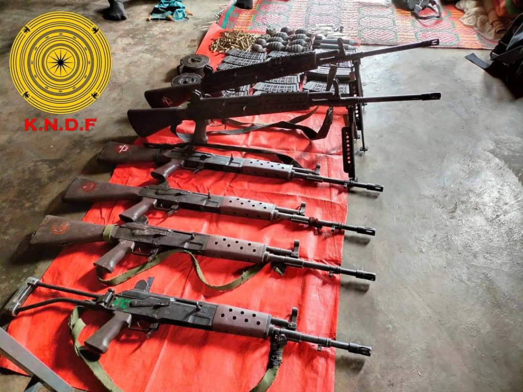 (စစ်ကောင်စီ၏ခလရ (၂၈၇)တပ်ထံမှ သိမ်းဆည်းရမိသော လက်နက်ခဲယမ်းများအား တွေ့ရစဥ်။ဓာတ်ပုံ - KNDF)