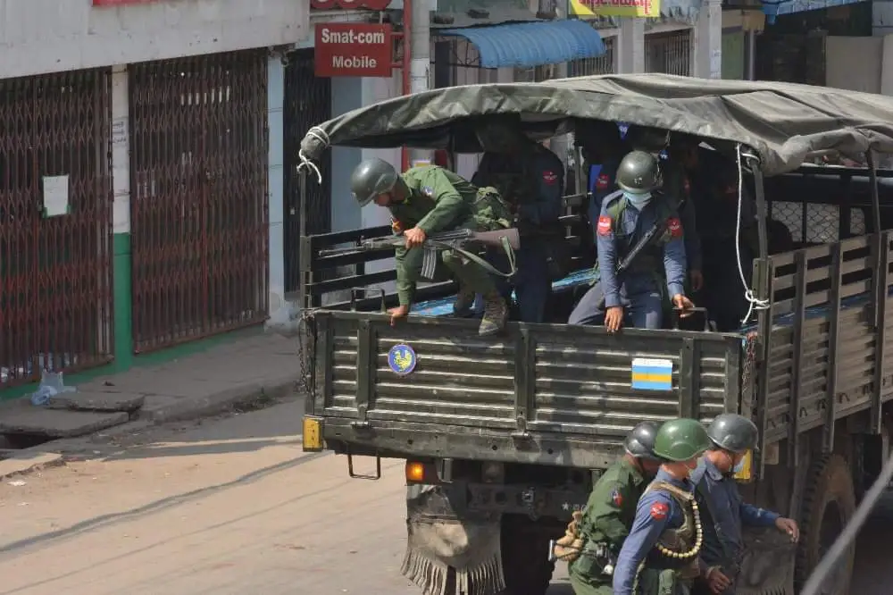 (အာဏာသိမ်းပြီးနောက် ဆန္ဒပြသူများကို ဖြိုခွင်းရန် စစ်ထရပ်ကားများဖြင့် စစ်ကောင်စီတပ်ဖွဲ့ဝင်များ ရောက်ရှိလာသည်ကို တောင်ငူမြို့၌ ၂၀၂၁ ဖေဖော်ဝါရီ ၂၈ က တွေ့ရစဉ်။ ဓာတ်ပုံ-CJ)
