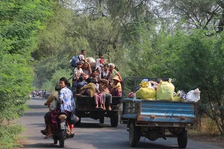 (ထွက်ပြေးတိမ်းရှောင်လာသော ဒေသခံပြည်သူများအား တွေ့ရစဉ်။ ဓာတ်ပုံ - အညာပစ်တိုင်းထောင်လေးများ)
