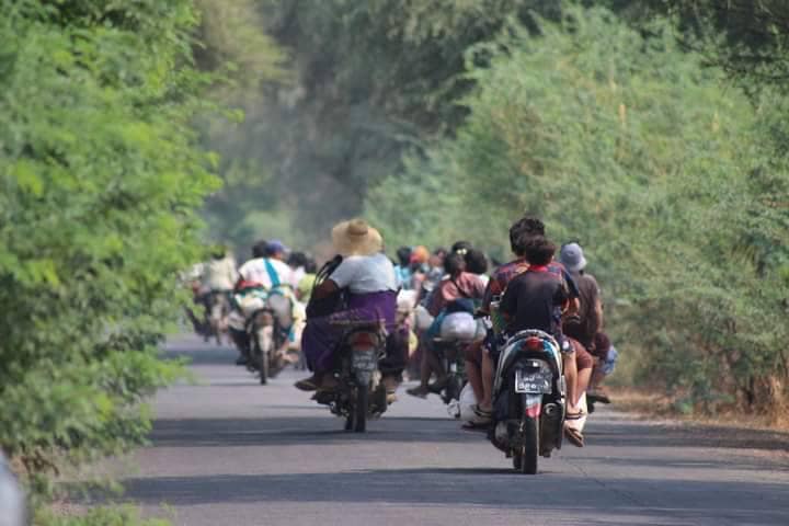 (ထွက်ပြေးတိမ်းရှောင်လာသော ဒေသခံပြည်သူများအား တွေ့ရစဉ်။ ဓာတ်ပုံ - အညာပစ်တိုင်းထောင်လေးများ)