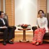 လက်ရှိ ဂျပန်ဝန်ကြီးချုပ် ဖူမီအို ကီရှီဒါ နိုင်ငံခြားရေးဝန်ကြီးတာဝန်ယူချိန်က ဒေါ်အောင်ဆန်းစုကြည် နဲ့တွေ့ဆုံစဉ်(ပုံဟောင်း)