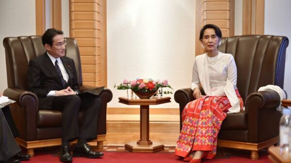 လက်ရှိ ဂျပန်ဝန်ကြီးချုပ် ဖူမီအို ကီရှီဒါ နိုင်ငံခြားရေးဝန်ကြီးတာဝန်ယူချိန်က ဒေါ်အောင်ဆန်းစုကြည် နဲ့တွေ့ဆုံစဉ်(ပုံဟောင်း)