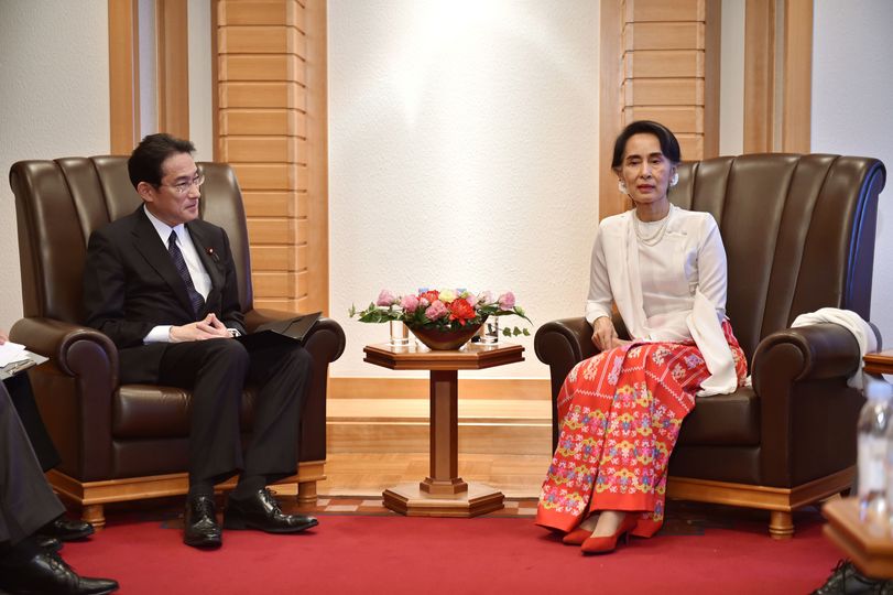 လက်ရှိ ဂျပန်ဝန်ကြီးချုပ် ဖူမီအို ကီရှီဒါ နိုင်ငံခြားရေးဝန်ကြီးတာဝန်ယူချိန်က ဒေါ်အောင်ဆန်းစုကြည် နဲ့တွေ့ဆုံစဉ်(ပုံဟောင်း)