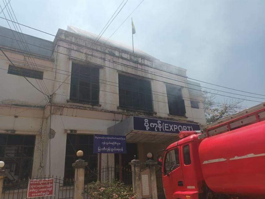 (တိုက်ပွဲဖြစ်ပွားရာဒေသပြ မြေပုံ/ စစ်တပ်ကလက်နက်ကြီး၊လေယာဥ်ဖြင့်ပစ်ခတ်ကော့ကရိတ်မြို့တွင်နေအိမ်အချို့ပျက်စီးမှုအချို့ပျက်စီးနေမှုနှင့် မတ် ၂၅ ရက်မြဝတီကုန်သွယ်ရေးဇုန်ကိုမီးလောင်ပြီးနောက်တွေ့ရမှု။ဓါတ်ပုံ-CJ)