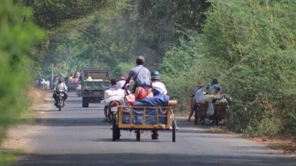 (ထွက်ပြေးတိမ်းရှောင်လာသော ဒေသခံပြည်သူများအား တွေ့ရစဉ်။ ဓာတ်ပုံ - အညာပစ်တိုင်းထောင်လေးများ)