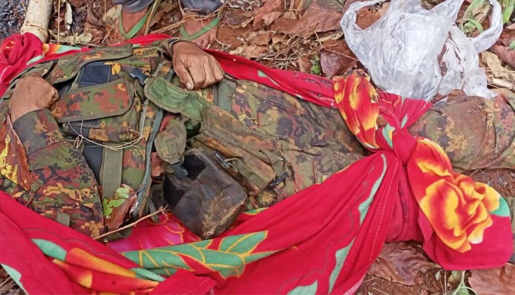 (ရှမ်း-ကရင်နီ အစပ်တိုက်ပွဲတွင်​သေဆုံးခဲ့ပြီး ​စောင်နီပတ်၍စွန့်ပစ်ခံခဲ့ရ​သောတပ်ကြပ်ကြီးမင်းခိုင် နှင့် စစ်တပ်မှသိမ်းဆည်းရရှိ​သောလက်နက်များ၊ဖမ်းဆီးရရှိ​သော စစ်သုံ့ပန်းအချို့ ။ ။ဓါတ်ပုံ-ဖယ်ခုံPDF၊ကရင်နီပြည်သူ့ရင်ပြင်)