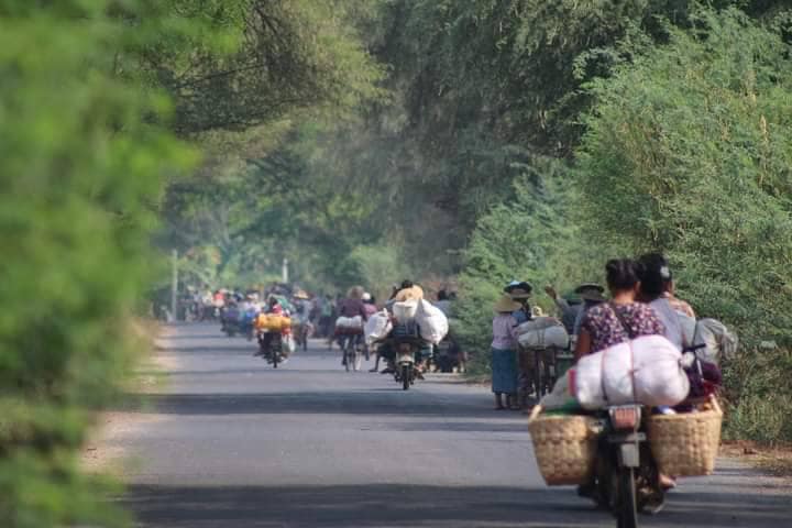 (ထွက်ပြေးတိမ်းရှောင်လာသော ဒေသခံပြည်သူများအား တွေ့ရစဉ်။ ဓာတ်ပုံ - အညာပစ်တိုင်းထောင်လေးများ)