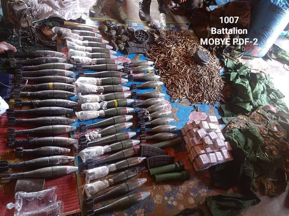 (တိုက်ပွဲအတွင်း သိမ်းဆည်းရမိသော လက်နက်ခဲယမ်းများနှင့် တော်လှန်ရေးရဲဘော်များအား တွေ့ရစဥ်။ ဓာတ်ပုံ - မိုးဗြဲ PDF)