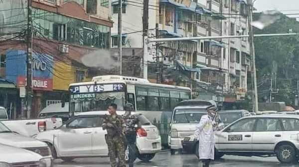(ရန်ကုန်မြို့တစ်နေရာတွင် စစ်ကောင်စီအုပ်စု (ယာဥ်ထိန်းရဲ၊ရဲနှင့် စစ်သား) အားတွေ့ရစဥ်။ ဓာတ်ပုံ - CJ)