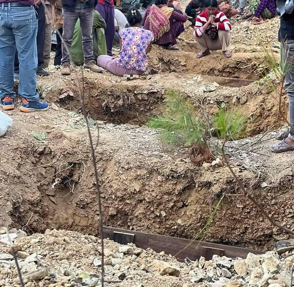 (ခွာဖိုရွာ အပြစ်မဲ့ပြည်သူများအပေါ် အကြမ်းဖက်စစ်ကောင်စီတပ်၏ လေကြောင်းတိုက်ခိုက်မှုကြောင့် ကလေးငယ်များအပါအဝင် သေဆုံးသူများအား သဂြိုလ်နေစဥ်။ ဓာတ်ပုံ -Salai Tial Hram Ling