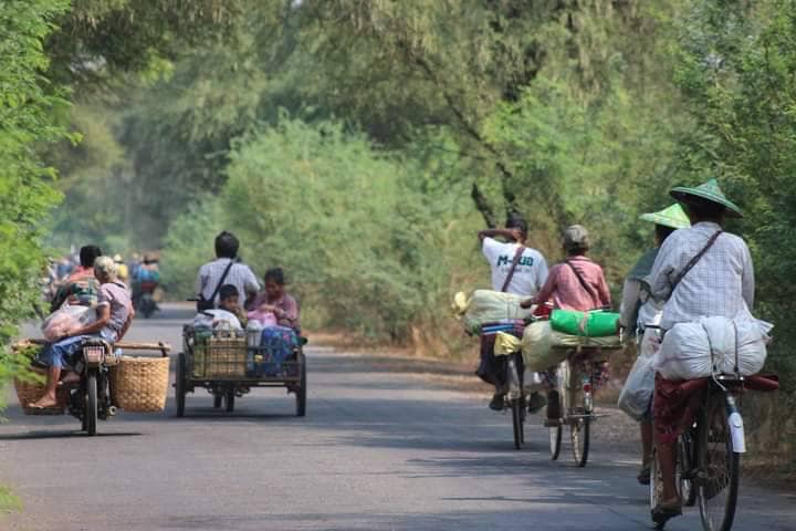 (ထွက်ပြေးတိမ်းရှောင်လာသော ဒေသခံပြည်သူများအား တွေ့ရစဉ်။ ဓာတ်ပုံ - အညာပစ်တိုင်းထောင်လေးများ)