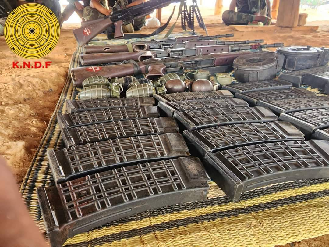 (စစ်ကောင်စီ၏ခလရ (၂၈၇)တပ်ထံမှ သိမ်းဆည်းရမိသော လက်နက်ခဲယမ်းများအား တွေ့ရစဥ်။ဓာတ်ပုံ - KNDF)