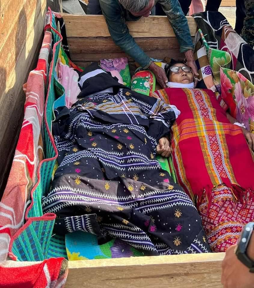(ခွာဖိုရွာ အပြစ်မဲ့ပြည်သူများအပေါ် အကြမ်းဖက်စစ်ကောင်စီတပ်၏ လေကြောင်းတိုက်ခိုက်မှုကြောင့် ကလေးငယ်များအပါအဝင် သေဆုံးသူများအား သဂြိုလ်နေစဥ်။ ဓာတ်ပုံ -Salai Tial Hram Ling