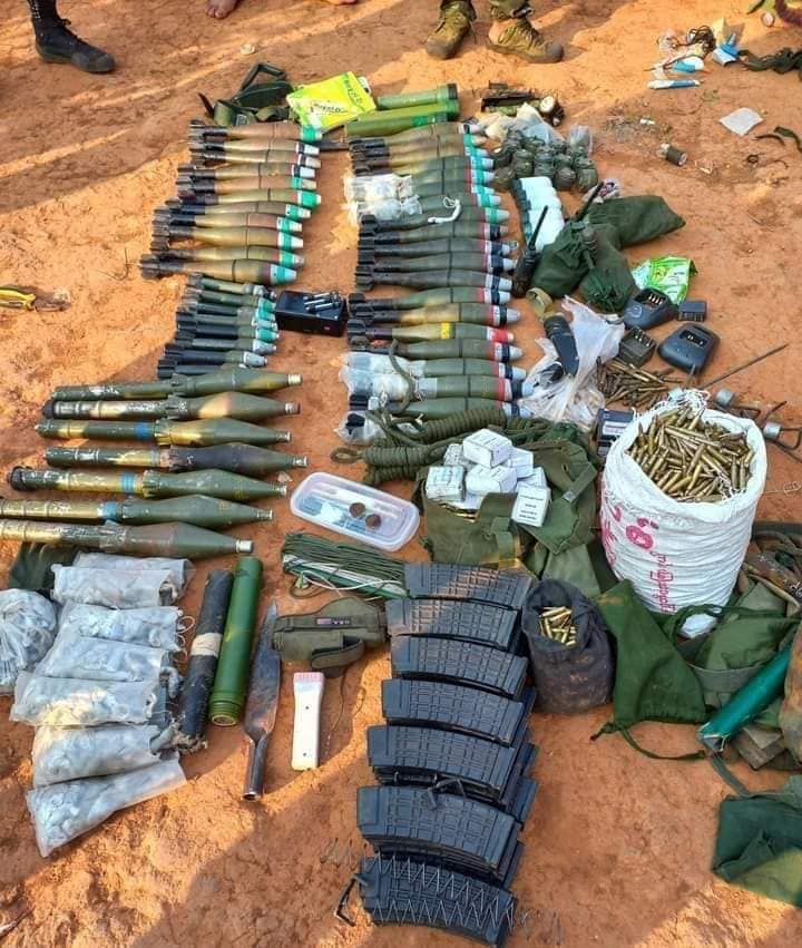 ကရင်နီ တိုက်ပွဲများတွင် မတ်လ၌ သိမ်းဆည်းရရှိခဲ့သောလက်နက်ခဲယမ်းများ၊စစ်သုံ့ပန်းများ။ဓါတ်ပုံ-KNDF