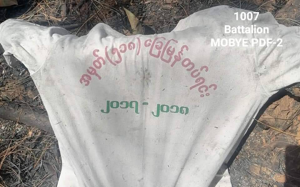 (တိုက်ပွဲအတွင်း သိမ်းဆည်းရမိသော လက်နက်ခဲယမ်းများနှင့် တော်လှန်ရေးရဲဘော်များအား တွေ့ရစဥ်။ ဓာတ်ပုံ - မိုးဗြဲ PDF)