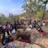 (ခွာဖိုရွာ အပြစ်မဲ့ပြည်သူများအပေါ် အကြမ်းဖက်စစ်ကောင်စီတပ်၏ လေကြောင်းတိုက်ခိုက်မှုကြောင့် ကလေးငယ်များအပါအဝင် သေဆုံးသူများအား သဂြိုလ်နေစဥ်။ ဓာတ်ပုံ -Salai Tial Hram Ling