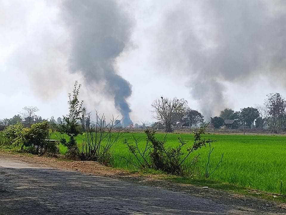 (စစ်ကောင်စီတပ်က ရွှေကူမြို့နယ် မံဝိန်းရွာကို လေကြောင်းမှဗုံးကြဲတိုက်ခိုက်ခဲ့၍ နေအိမ် နှစ်လုံးမီးလောင်ပျက်စီးနေသည်ကို မတ်လ ၃၀ရက်က တွေ့ရစဉ်။ ဓာတ်ပုံ - ရွှေကူ PDF)
