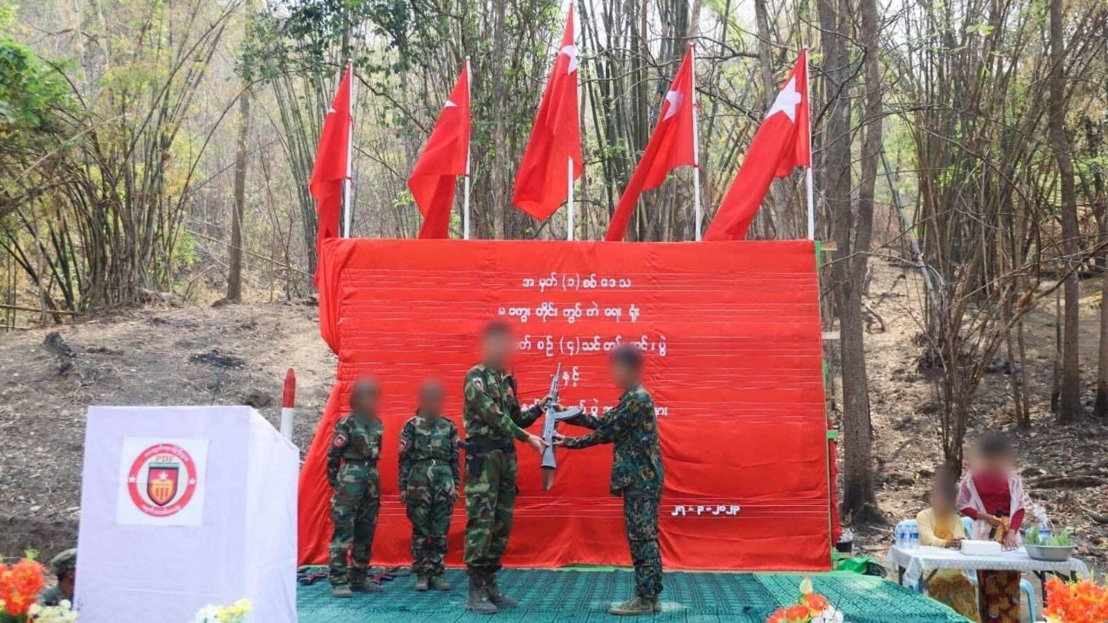 (ပြည်သူ့ကာကွယ်ရေးတပ်မတော်(PDF)အမှတ် (၁)စစ်ဒေသ မကွေးတိုင်းကွပ်ကဲရေးရုံးမှ ဦးစီးကျင်းပသည့် စုဖွဲ့၊ လေ့ကျင့်၊ လက်နက်တပ်ဆင်မှု သင်တန်းအပတ်စဉ် (၄)မှ ရဲဘော်များအား လက်နက်တပ်ဆင်ပေးနေစဉ်။ ဓာတ်ပုံ - MOD- NUG)