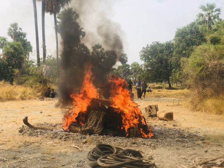 (တိုက်ပွဲတွင် ကျဆုံးခဲ့ရသော ရဲဘော်များအား မီးသင်္ဂြိုလ်နေစဥ်။ ဓာတ်ပုံ-ရေစကြို (ပကဖ))