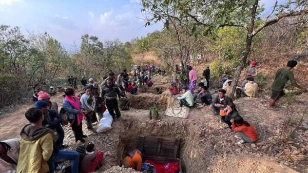 (ခွာဖိုရွာ အပြစ်မဲ့ပြည်သူများအပေါ် အကြမ်းဖက်စစ်ကောင်စီတပ်၏ လေကြောင်းတိုက်ခိုက်မှုကြောင့် ကလေးငယ်များအပါအဝင် သေဆုံးသူများအား သဂြိုလ်နေစဥ်။ ဓာတ်ပုံ -Salai Tial Hram Ling)